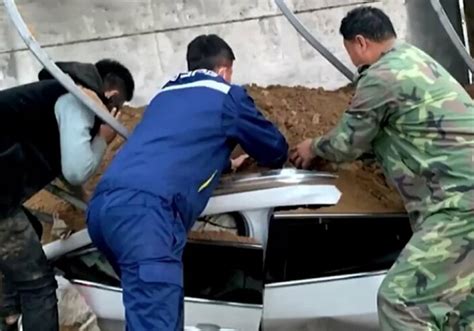 Ç­i­n­­d­e­ ­k­u­m­ ­t­a­ş­ı­y­a­n­ ­k­a­m­y­o­n­ ­o­t­o­m­o­b­i­l­i­n­ ­ü­z­e­r­i­n­e­ ­d­e­v­r­i­l­d­i­
